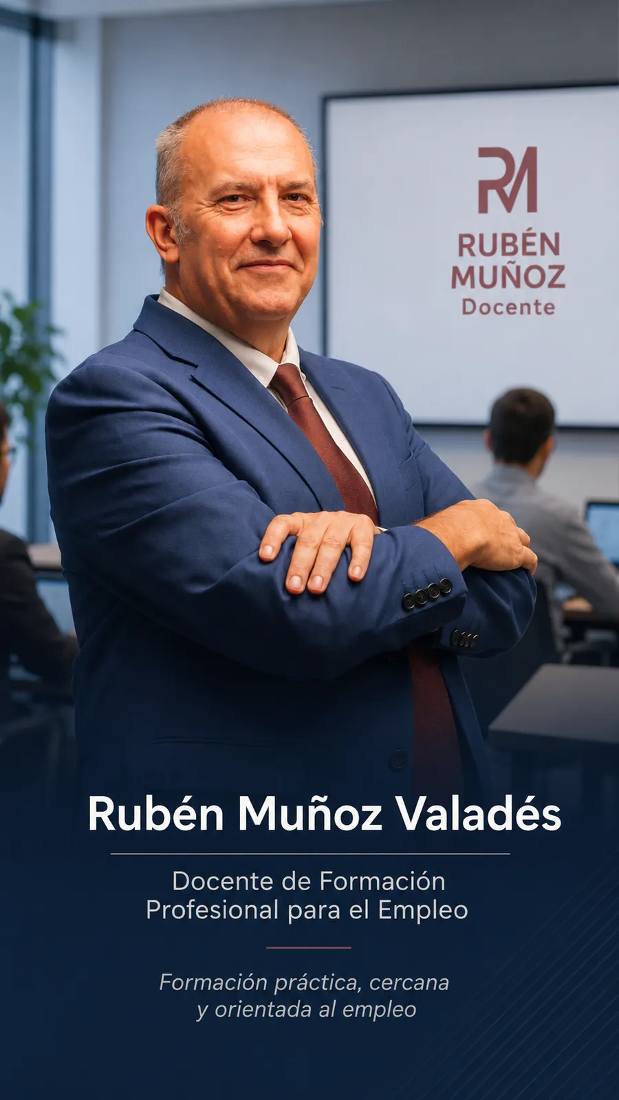 Retrato profesional de Rubén Muñoz Valadés en un aula digital